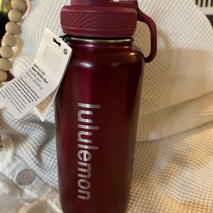lululemon Back to Life Sport Bottle 32oz in Plum color NWT